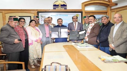 CM Sukhu flagged off four rescue vehicles, unveiled SDRF's new flag, logo and uniform