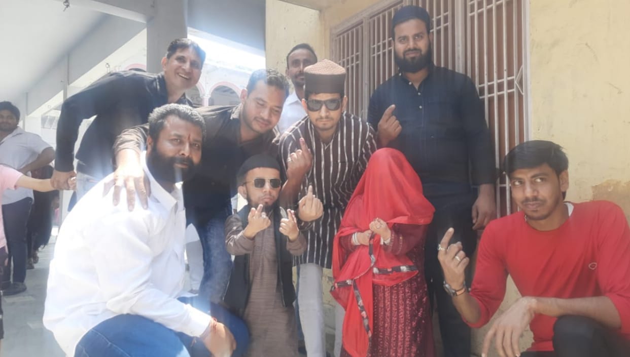Shamli Nikay Chunav 2023 Two and Half Feet Tall Anjim Mansoori Reached To Caste Vote With His Wife in UP