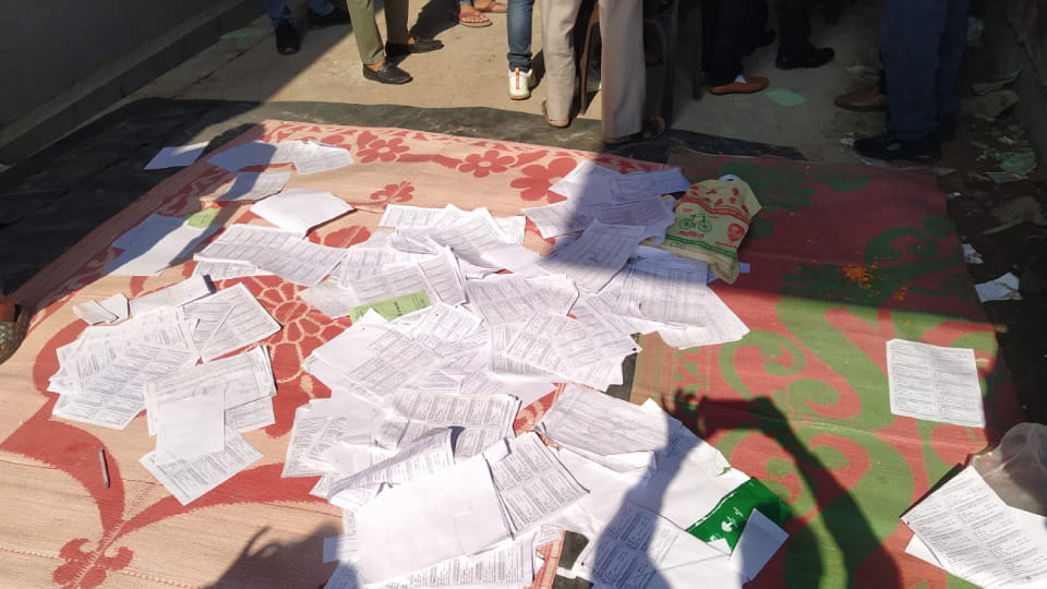 dispute between SP and independent candidate during voting in civic elections in Firozabad