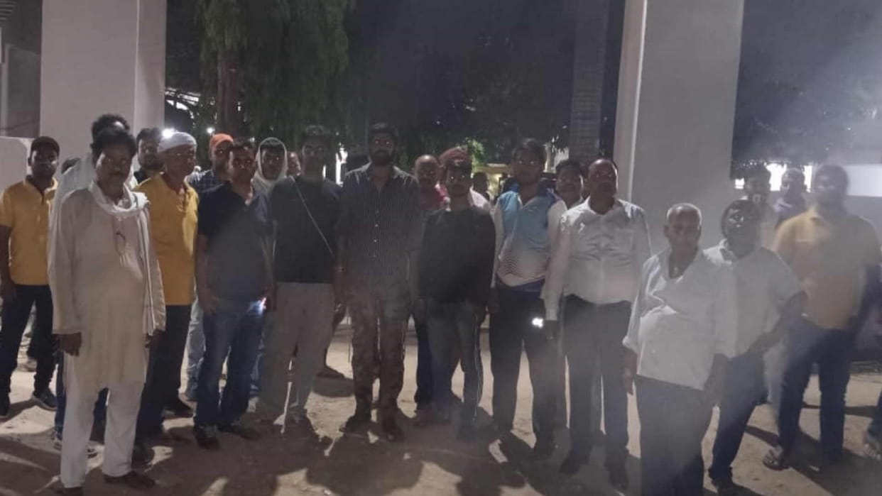 Relatives reached  police station with dead body of youth who died in accident