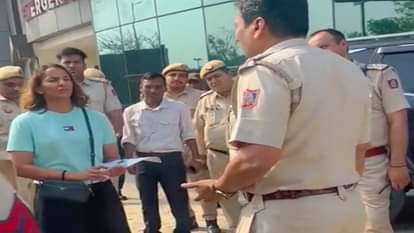 गीता फोगाट को रोकती दिल्ली पुलिस