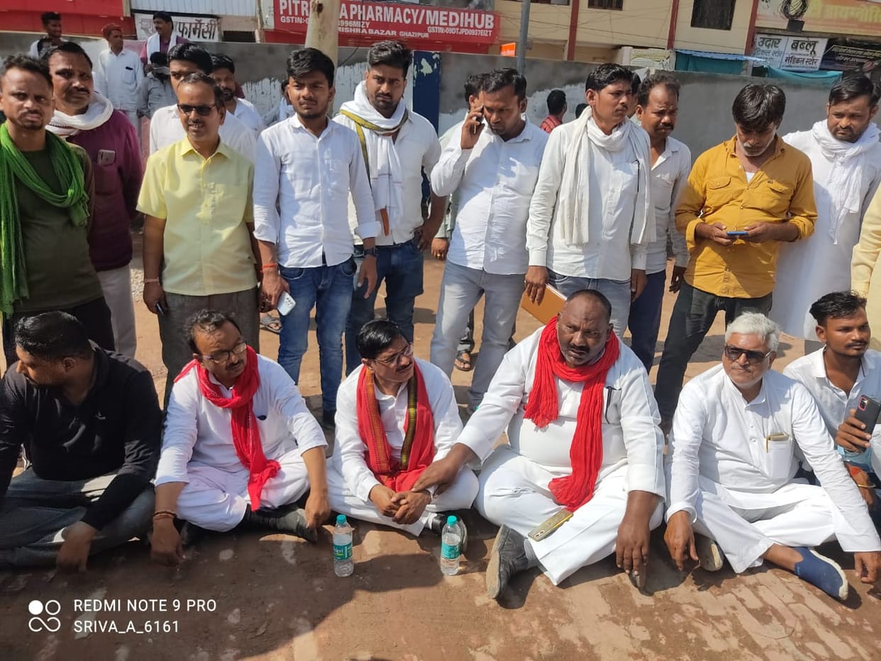 UP Nikay Chunav 2023 Samajwadi Party workers created ruckus by alleging fake voting in Ghazipur