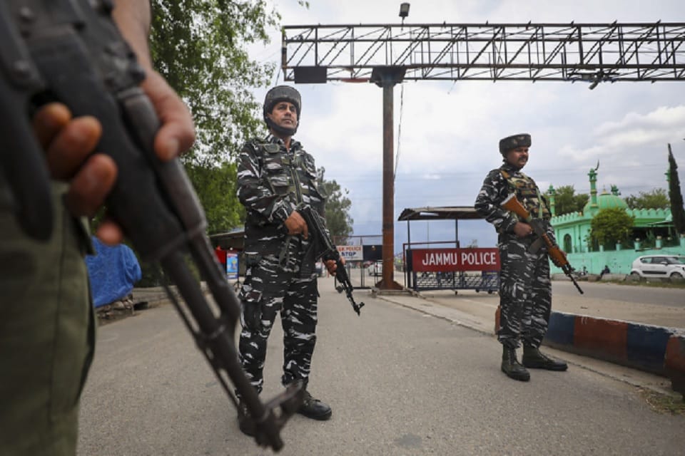 Truck going from Jammu and Kashmir to Delhi stopped, military schools of Kathua and Samba remained closed
