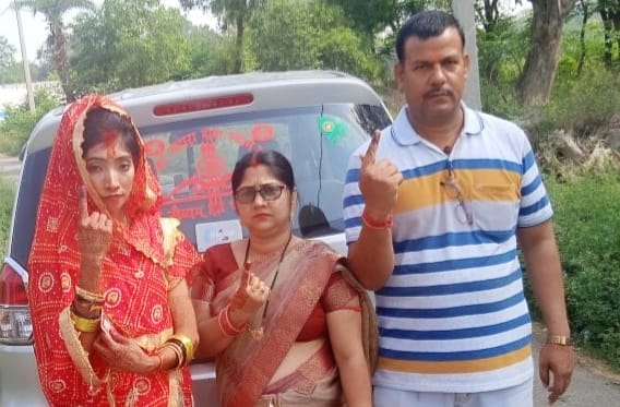 Married couple cast vote before completion of rituals in hardoi, said  vote to strengthen democracy