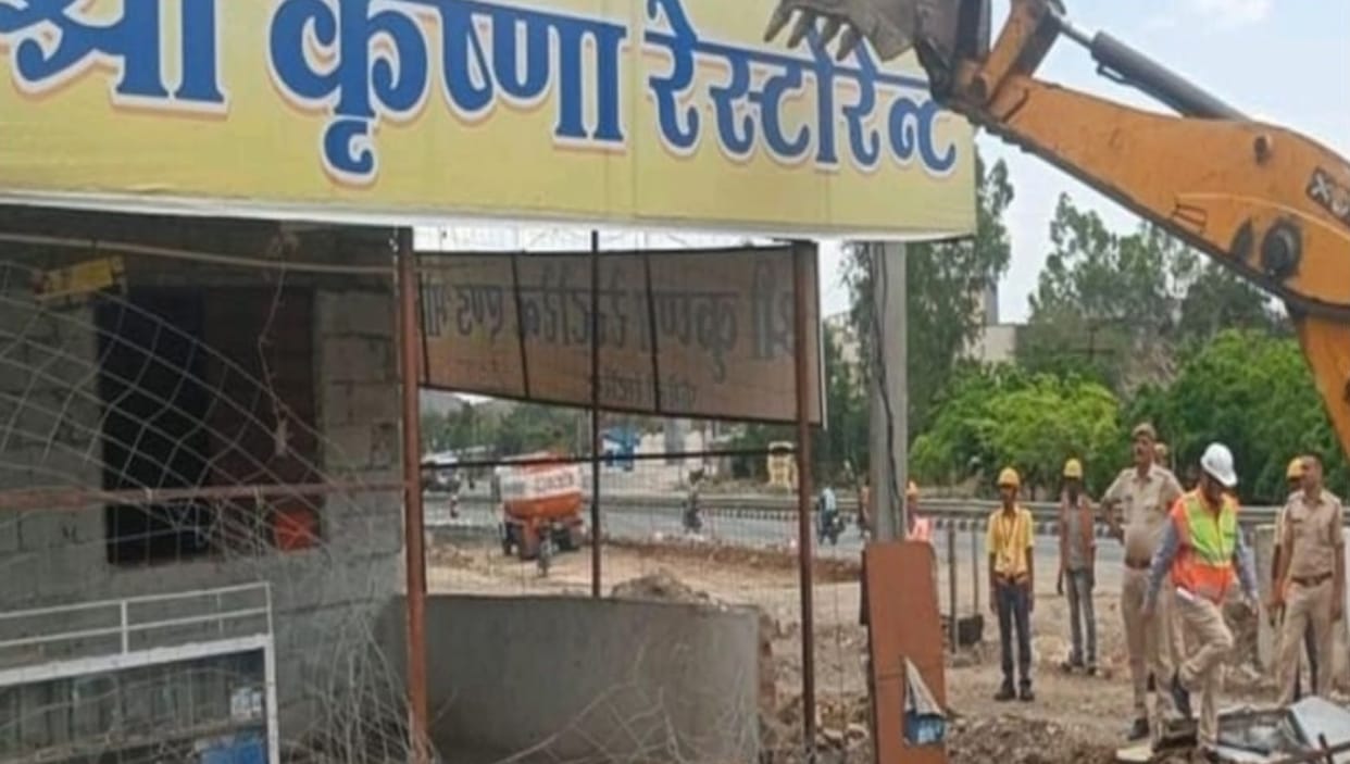 Udaipur police demolished illegal occupation of history sheeter had encroached on highway by building dhaba