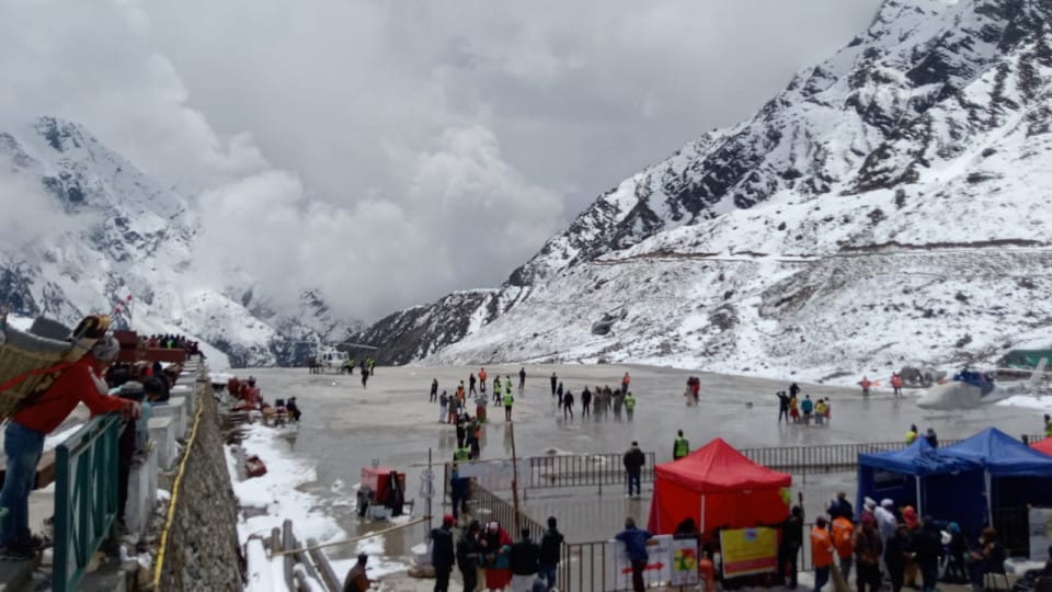 Chardham Yatra 2023: pilgrims reach Kedarnath again after Heavy Snowfall Stop crowd in sonprayag photos