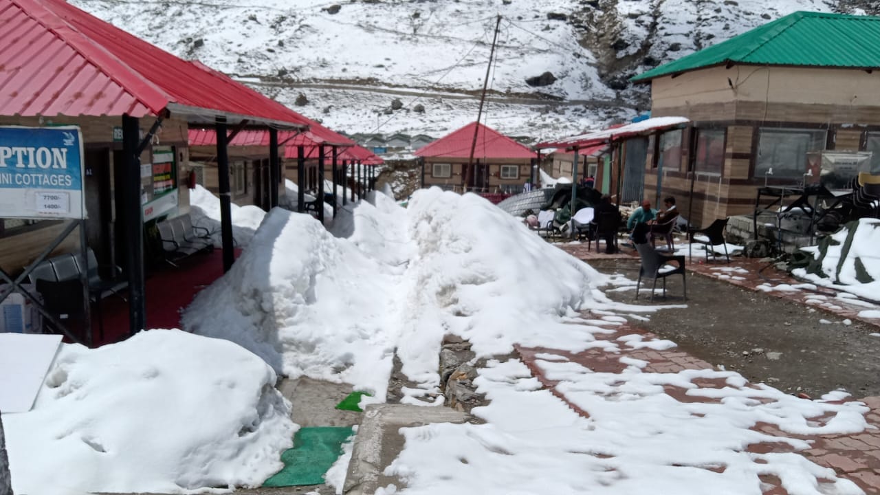 Chardham Yatra 2023: pilgrims reach Kedarnath again after Heavy Snowfall Stop crowd in sonprayag photos