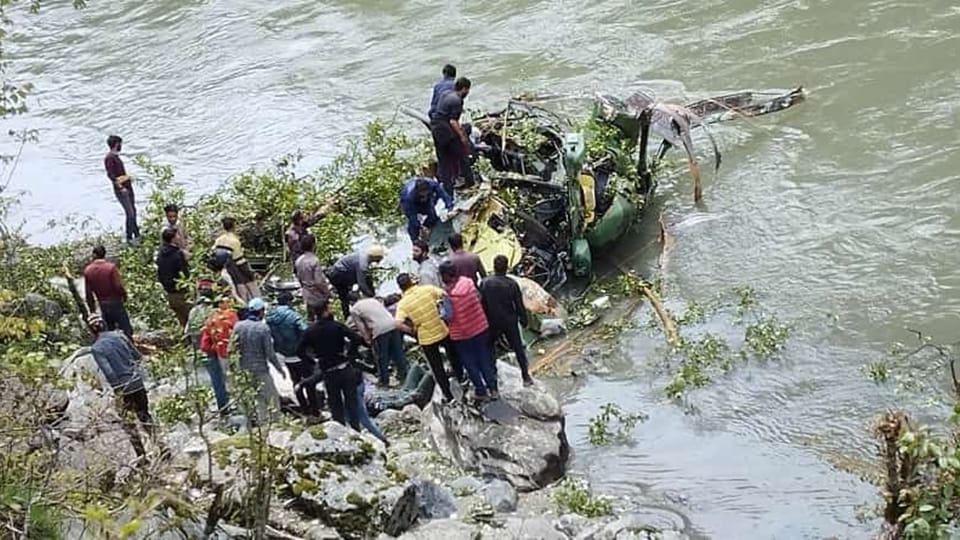 Jammu Kashmir: Army helicopter crashed in remote area of Kishtwar 2 to 3 soldiers were on board