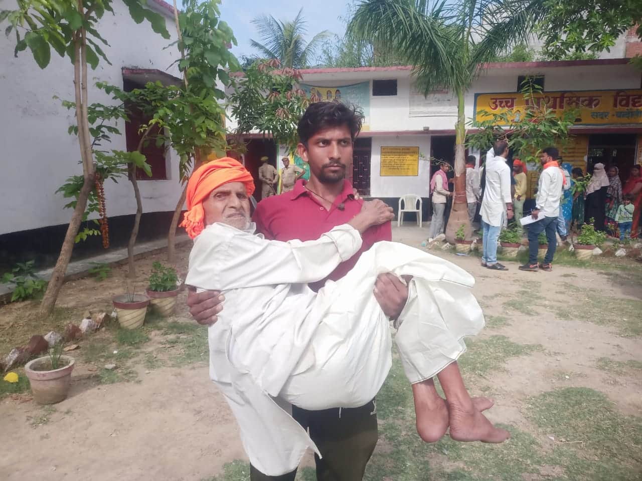 Nikay Chunav Photos This disabled girl told how important it is to vote, see the pictures of voting