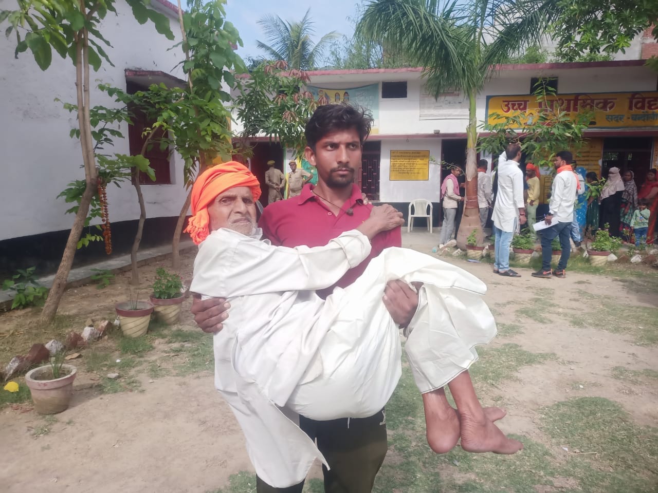 Nikay Chunav Photos This disabled girl told how important it is to vote, see the pictures of voting