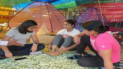 महिला पहलवानों से मिलीं स्वाति मालीवाल