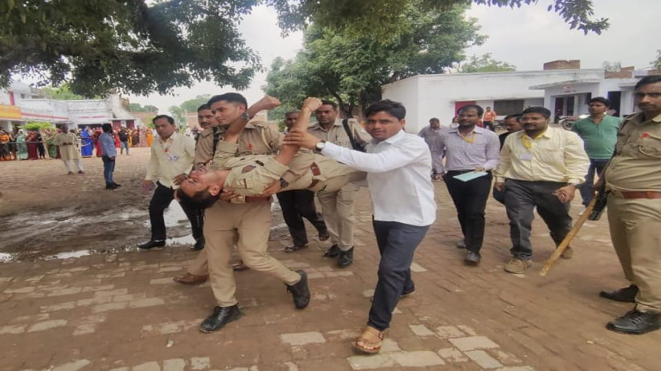 Inspector deteriorated posted at polling station in nikay chunav in Mainpuri colleagues admitted to hospital
