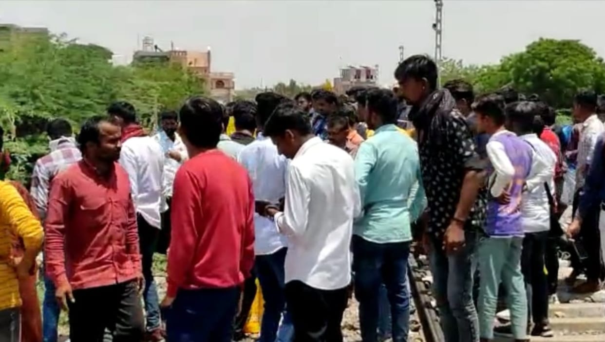 Seven people died on Jaipur-Ajmer highway tanker overturned on car due to tire burst in Rajasthan