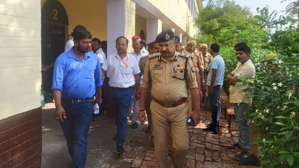 Voting in Nikay Chunav concludes with fifty three percent voter turnout in Tundla at Firozabad