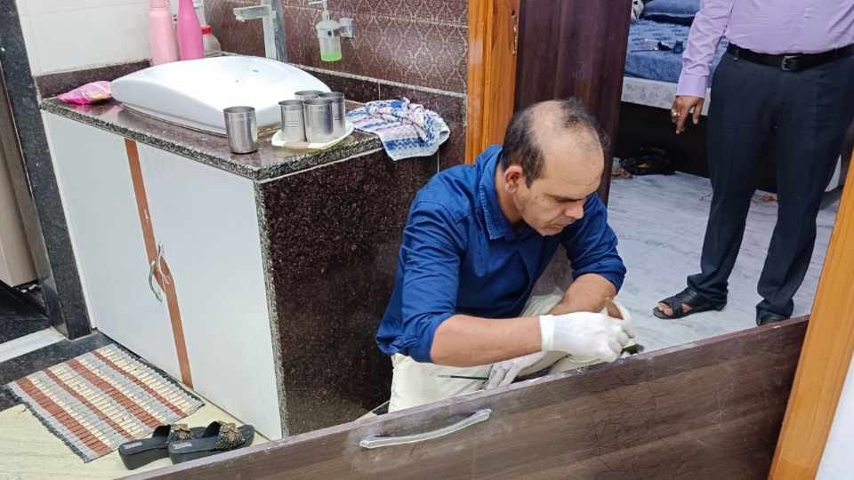 Lakhs of rupees and ornaments stolen from liquor contractor house in Narnaul