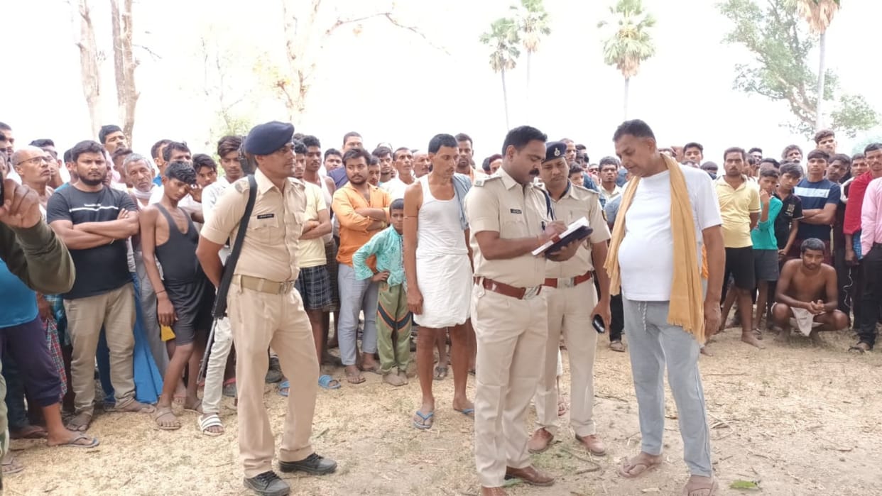 Nawada News Dead body younger brother found hanging from tree before elder brother wedding procession