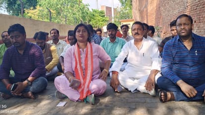 Complaint of fake voting in Kunda Nagar Panchayat, BJP candidate Suman sat on dharna