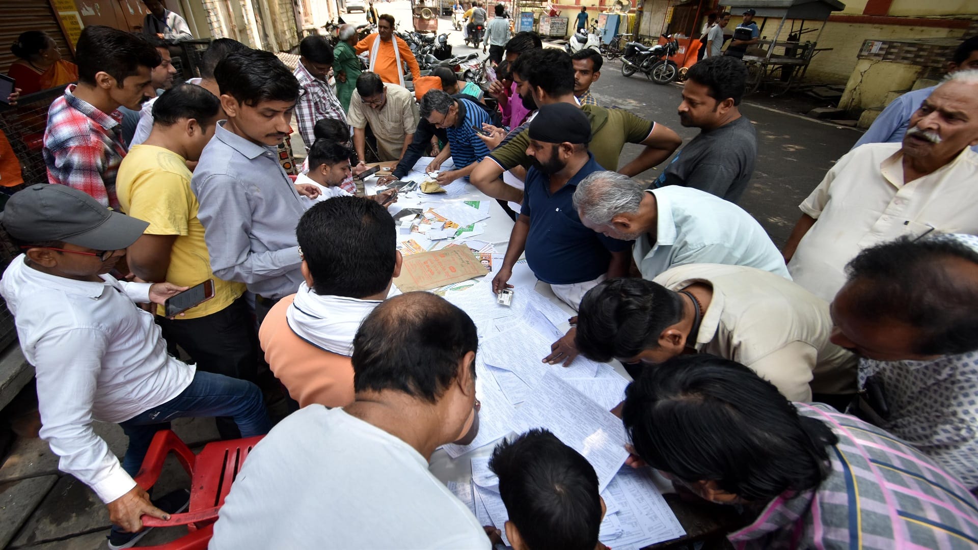 Nikay Chunav 2023: Prayagraj lags in the state, only 31.45 percent voting, about five lakh people cast their v