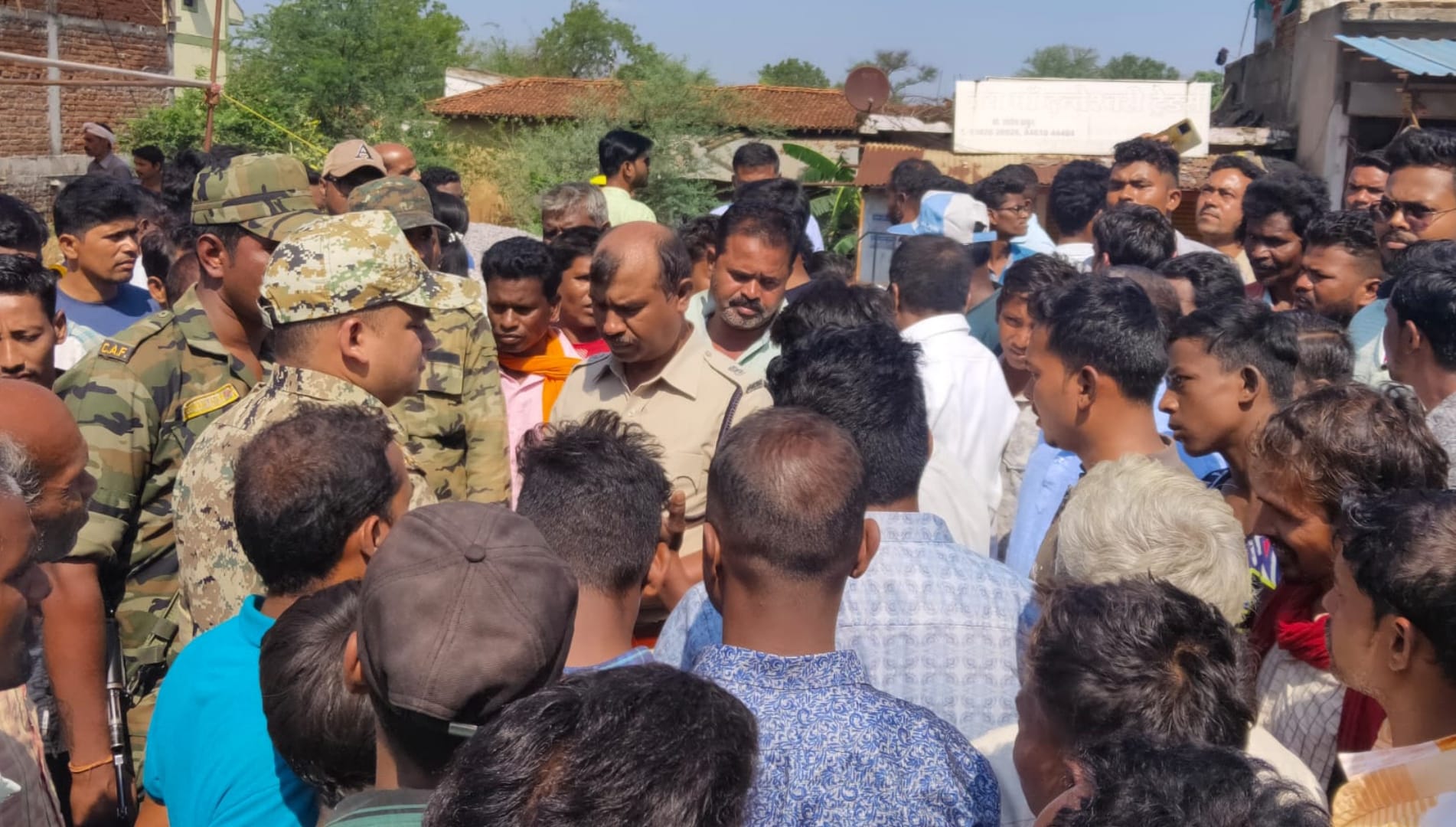 हादसे के बाद जाम लगाए लोगों को समझाती पुलिस।
