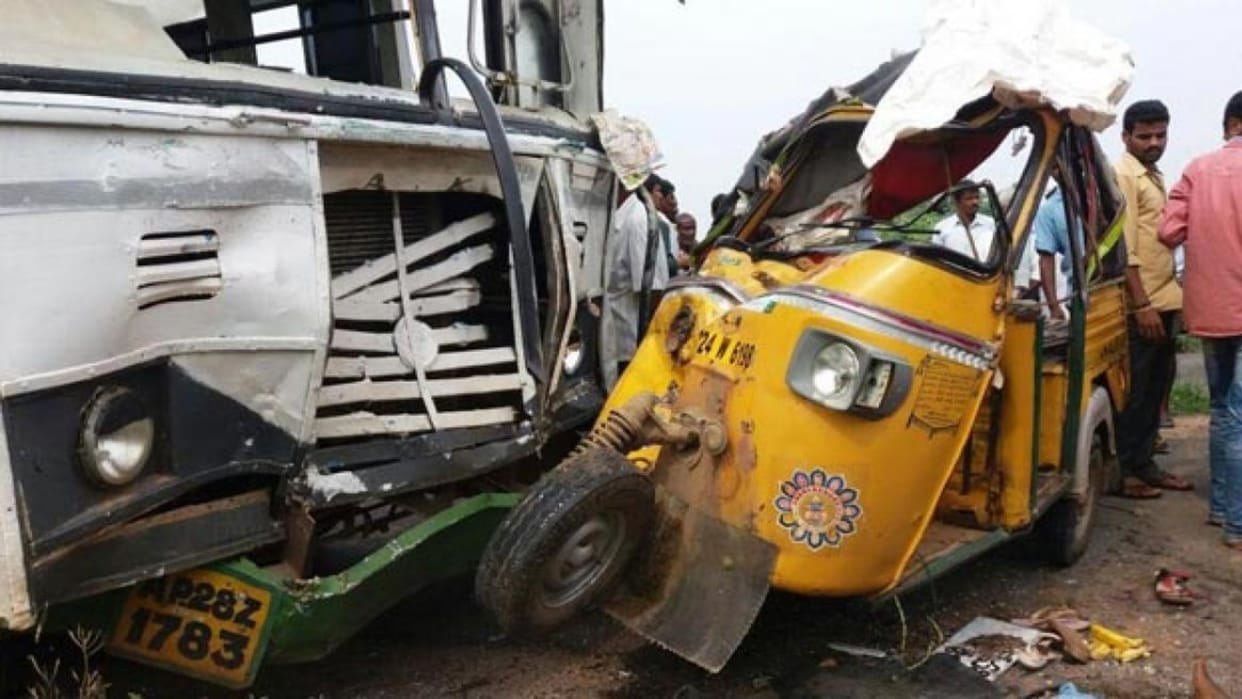 Tamil Nadu: State roadways bus going to Puducherry collided with an auto-rickshaw in Kanchipuram, six died