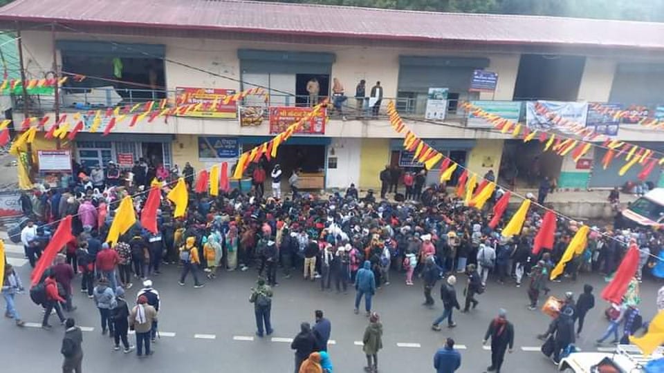 Chardham Yatra 2023: pilgrims reach Kedarnath again after Heavy Snowfall Stop crowd in sonprayag photos