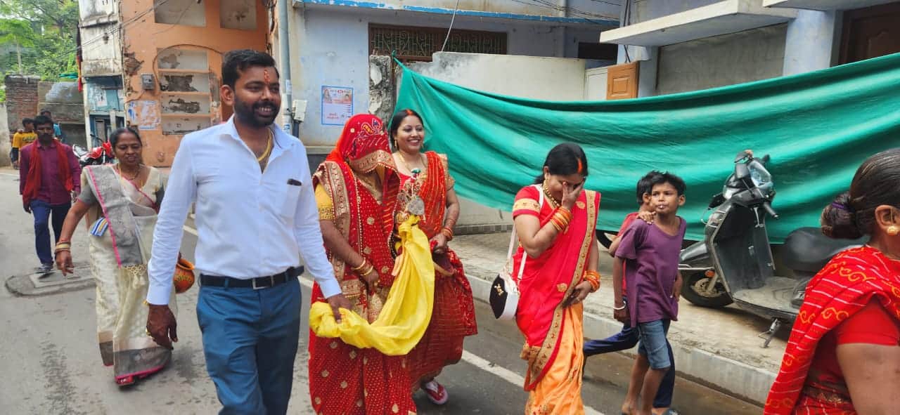 Nikay Chunav Photos This disabled girl told how important it is to vote, see the pictures of voting