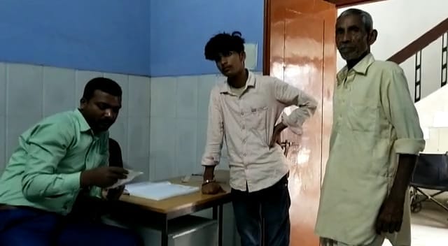 Bihar News: The snake bitten him too; the elderly man reached the hospital, saved his life; Bihari spirit