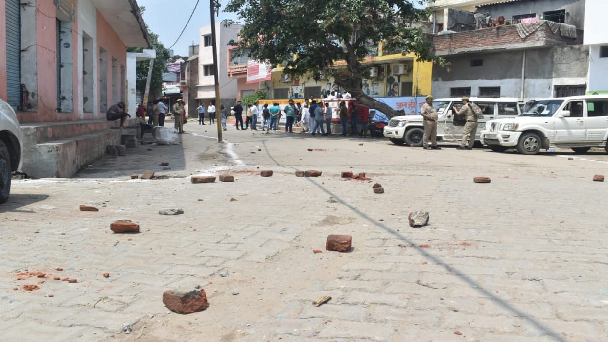 UP Voters were chased by sticks in Gajraula, two buses and cars of polling party damaged in stone pelting