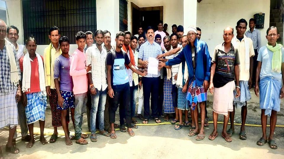 Villagers associated with Tendupatta work in Bijapur demand cash payment from MLA