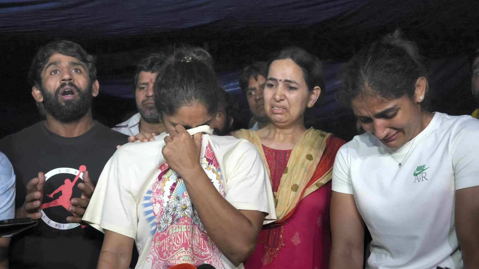 Wrestler Protest Vinesh Sakshi Wept After Clash With Delhi Police Bajrang’s Wife Sought Support See Photos