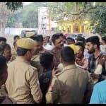 बांसगांव इलाके में मारपीट के बाद बांसगांव कोतवाली में लगी समर्थकों की भीड़।