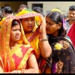 मतदान करने पहुंचे मतदाता।