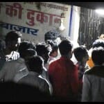 नगरी निकाय चुनाव में मतदान समाप्त होने के बाद देसी शराब की दुकान पर जुटी भीड़।