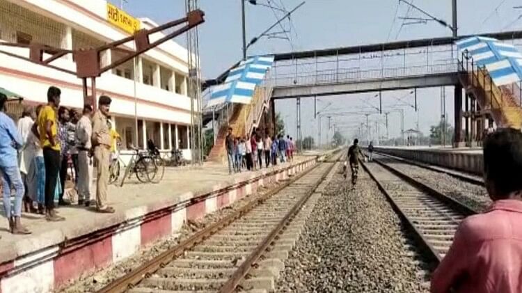 Bihar News: बेतिया में ट्रेन की चपेट में आने से युवक की मौत, रेलवे ट्रैक पर क्षत-विक्षत अवस्था में मिला शव