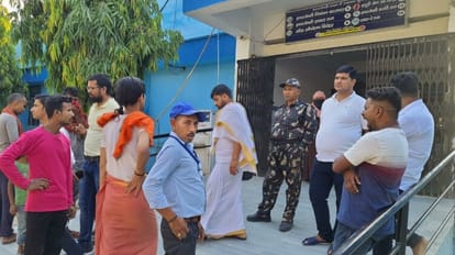 Bihar News: औरंगाबाद में UP के इटावा निवासी युवा आचार्य की मौत, यज्ञ में जाने से पहले पानी पीते-पीते गिर पड़े Bihar News Death of young Acharya Prahlad Tiwari resident of Etawah UP in Aurangabad