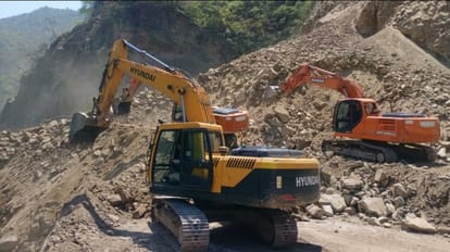 Mandi: पहाड़ दरकने से नेशनल हाईवे बंद, कटौला रूट से भेजे जा रहे वाहन Landslide Mandi Pandoh road closed traffic diverted via Kataula