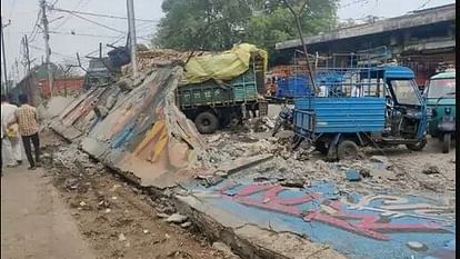 Choithram vegetable market wall fell on trucks