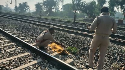 ट्रेन के आगे कूदी महिला: प्लेटफार्म पर लोगों से की बात, ट्रेन आते ही कूद गई, मौत, सन्न रह गए लोग Woman jumped in front of the train: Talked to people on the platform, jumped as soon as the train arrived, die
