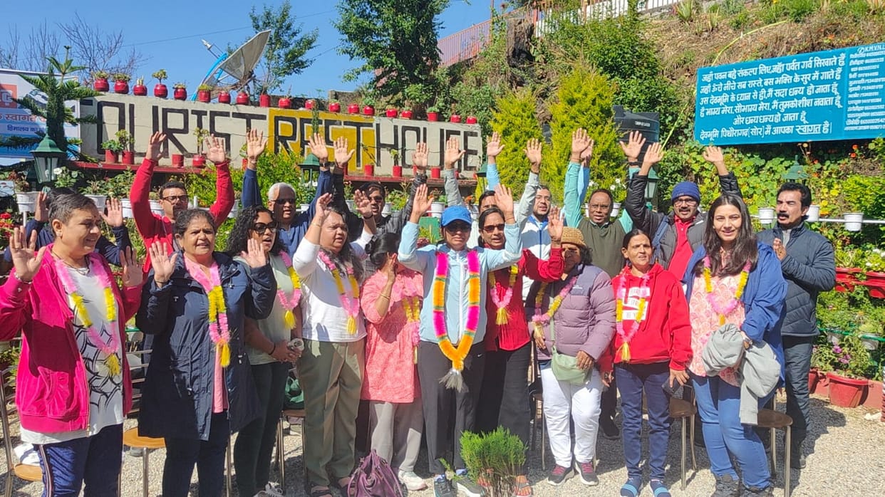 Adi Kailash Yatra 2023 Yatris First batch leaves for Dharchula Pithoragarh Uttarakhand news in hindi