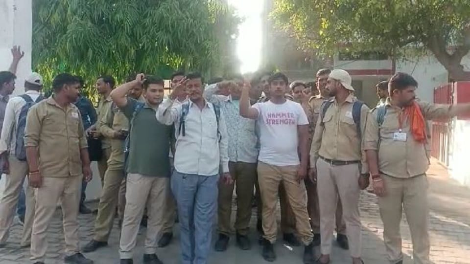 wheels of city buses stopped drivers demonstrated at police station know the reason