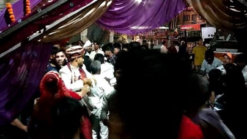 song Perfume lagave chunni mein created ruckus Barati ran away with groom in his arms agra news