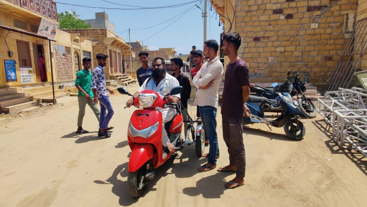 Husband leaves from Jaisalmer on scooty for disabled wife will demand transfer from CM in Jaipur