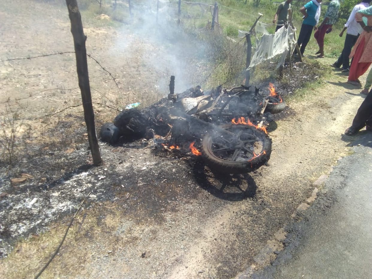 Barabanki News: High tension wire fell on bike rider, burnt alive, could not be identified