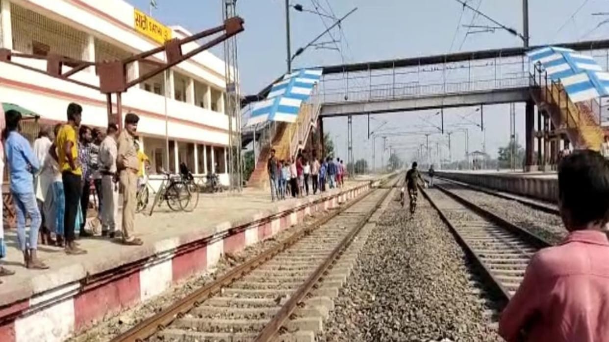 Bihar News Youth dies after being hit by train in Bettiah