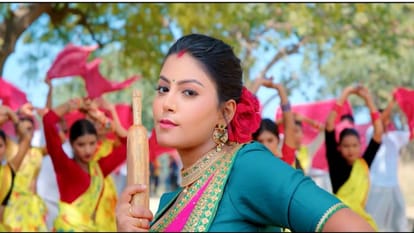 Neha Raj Bhojpuri song Belna wowed the audience Mahi Shrivastava mesmerized with her swag