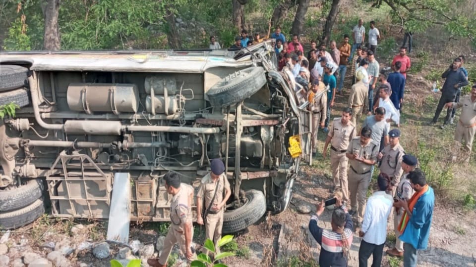 Nainital Accident News Bus fell down from bridge during save other vehicle driver killed