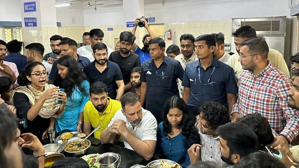 Rahul gandhi interacts with students at PG Men Hostel of Delhi University