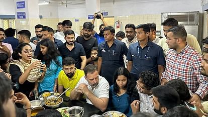 अंदाज-ए-राहुल: कभी धान रोपा तो कभी चलाया ट्रैक्टर, इसके बाद कुली और अब कारीगर बन चलाई आरी, देखें तस्वीरें Rahul Gandhi's engagement with the common people and different forms