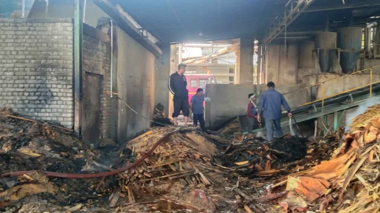 fire in plywood company near rampur border Rudrapur Uttarakhand news in hindi
