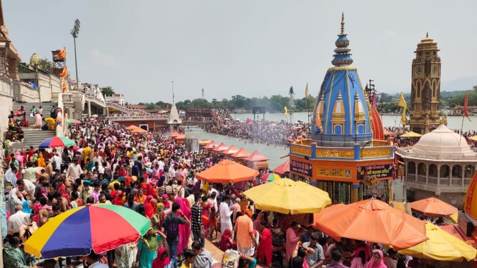 Buddha Purnima 2023 Huge Crowd of Devotees in haridwar Ganga Ghat for snan photos